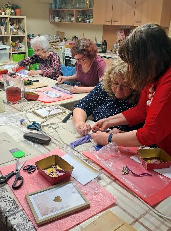 Kvetinová víla v ráme - technika makramé