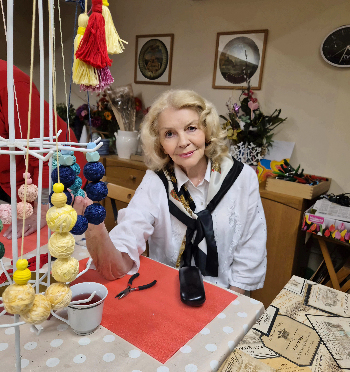 Náhrdelníky z bavlniek a drevených korálkov