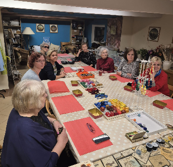 Náhrdelníky z bavlniek a drevených korálkov