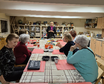 Náhrdelníky z bavlniek a drevených korálkov